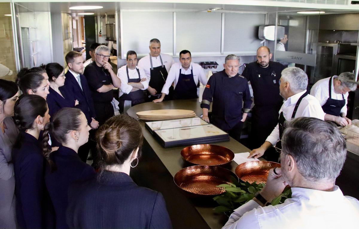 Nandu Jubany i els cuiners que preparen els plats de l'àpat per homenatjar Santi Santamaria a Can Jubany