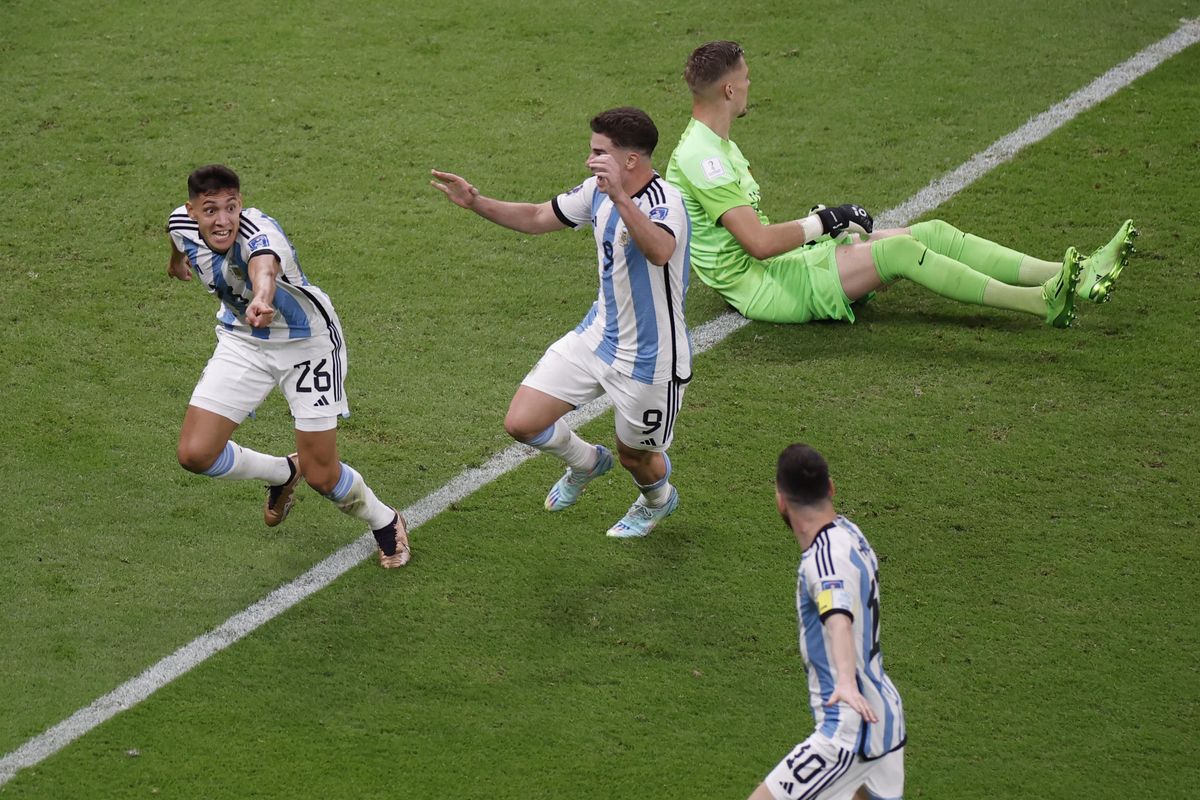 GR5537. RAYÁN (CATAR), 09/12/2022.- Nahuel Molina (i) de Argentina celebra un gol hoy, en un partido de los cuartos de final del Mundial de Fútbol Qatar 2022 entre Países Bajos y Argentina  en el estadio de Lusail (Catar). EFE/ Alberto Estevez