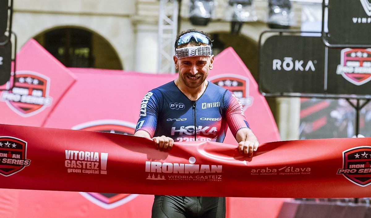 Antonio Benito, muy emocionado al cruzar la meta en Vitoria