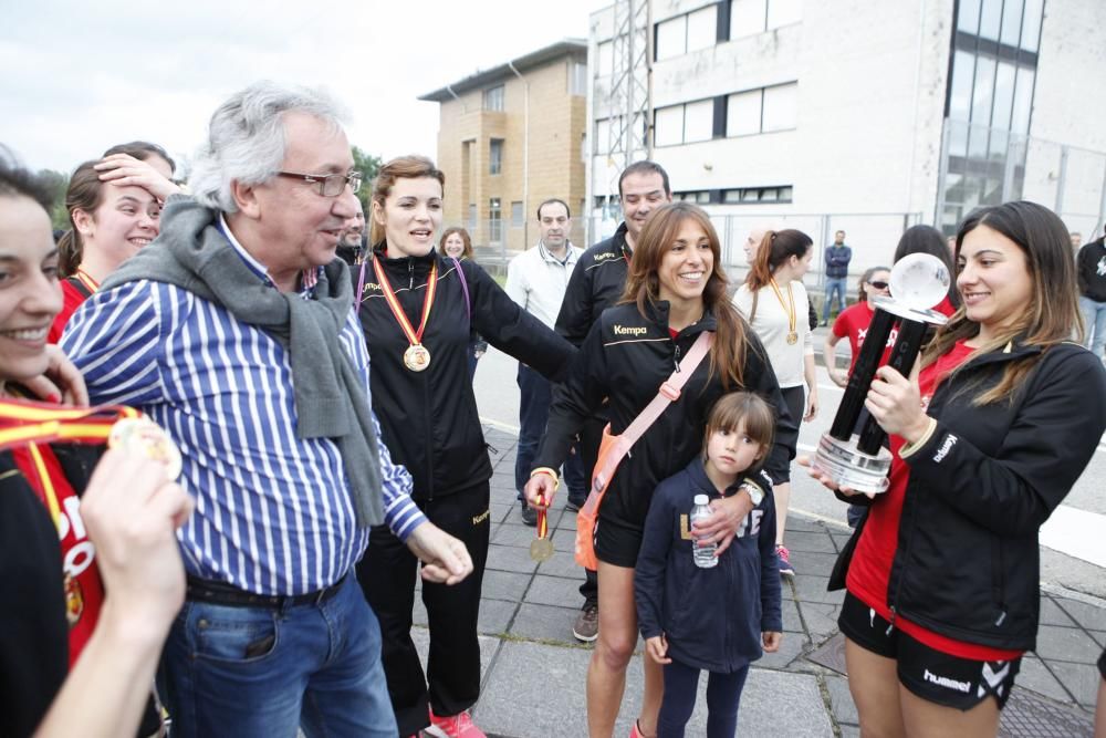 Llegada a Gijón de las jugadoras del Mavi