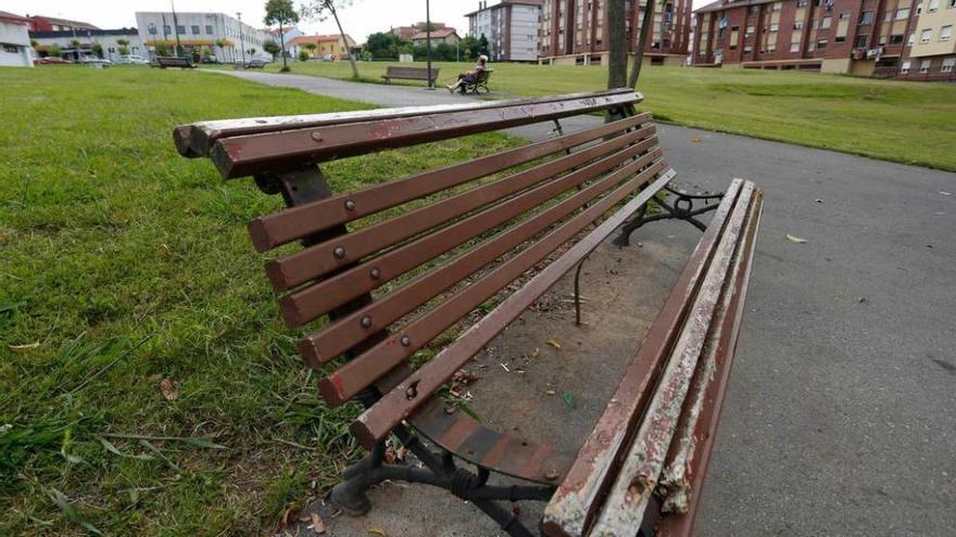 El mobiliario del parque de Los Campos, dañado por unos vándalos