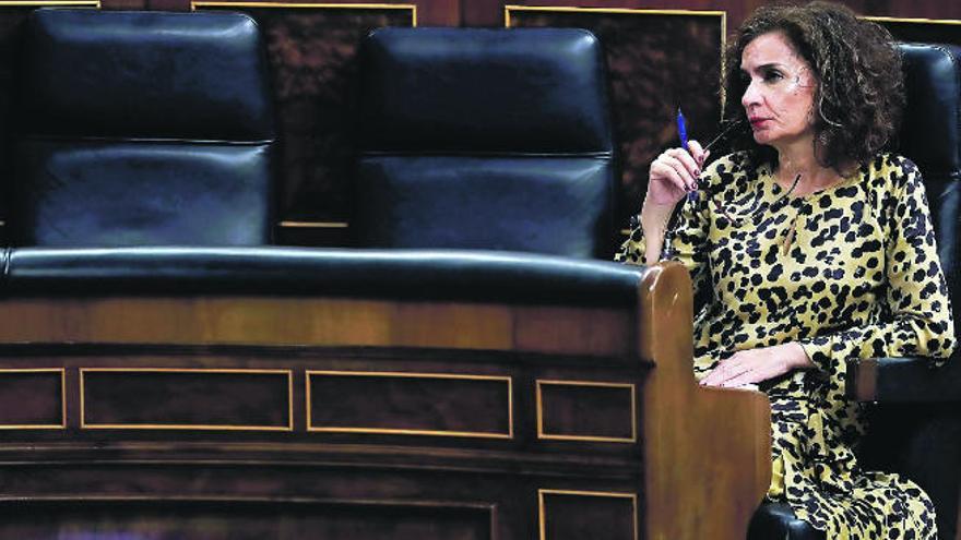 La ministra María Jesús Montero en el Congreso antes del pleno en el que se aprobó la senda de gasto, paso previo para la elaboración de los Presupuestos.