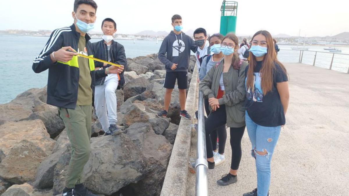 Un grupo de alumnos majoreros en el muelle de Corralejo. |