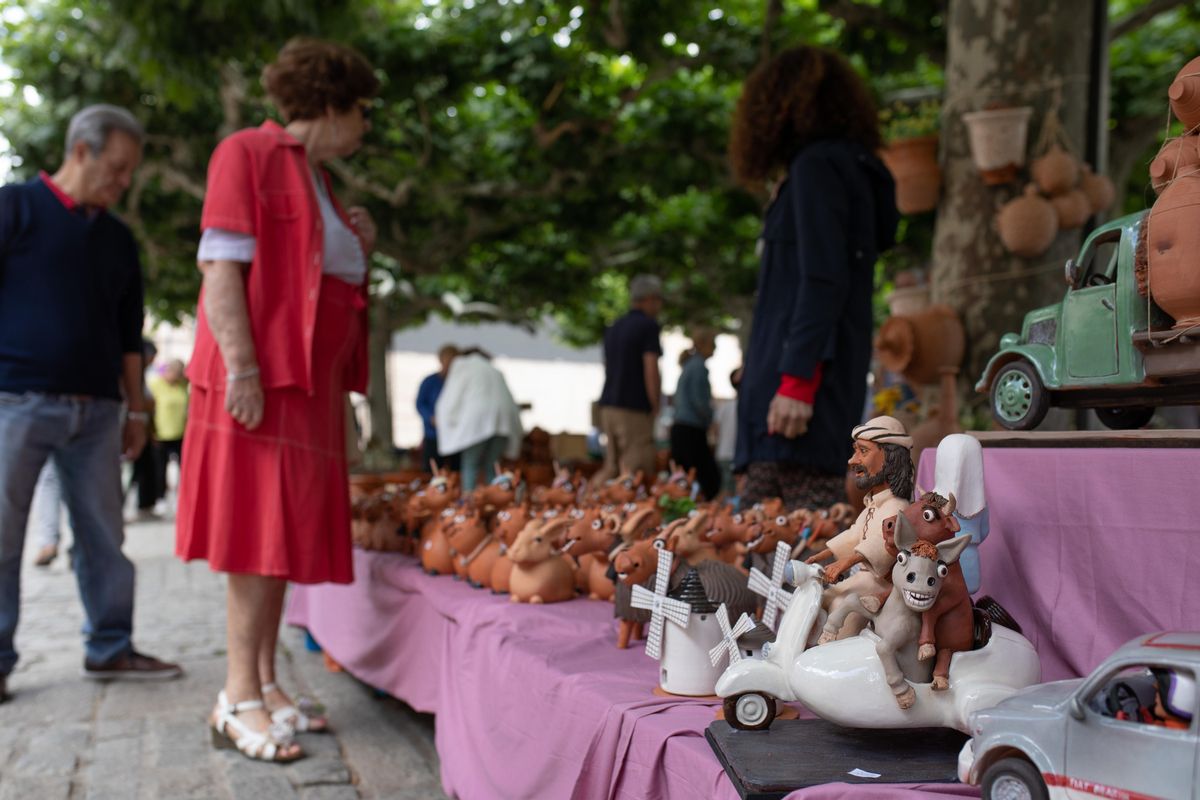 Público en la muestra de alfarería y en primer plano una pieza muy singular
