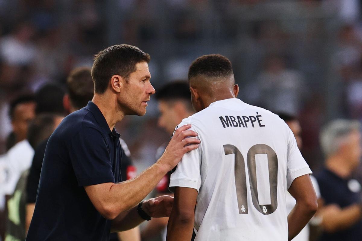Xabi Alonso habla con Kylian Mbappé durante un partido del Real Madrid esta temporada
