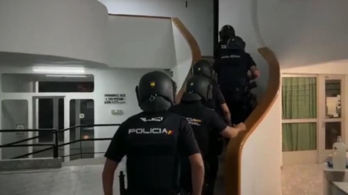 Agentes de la Policía Nacional en la entrada al edificio Playmon de Benidorm para registrar casas.