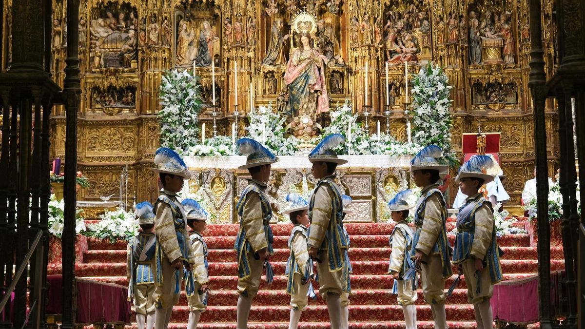 Los seises, durante la Inmaculada.