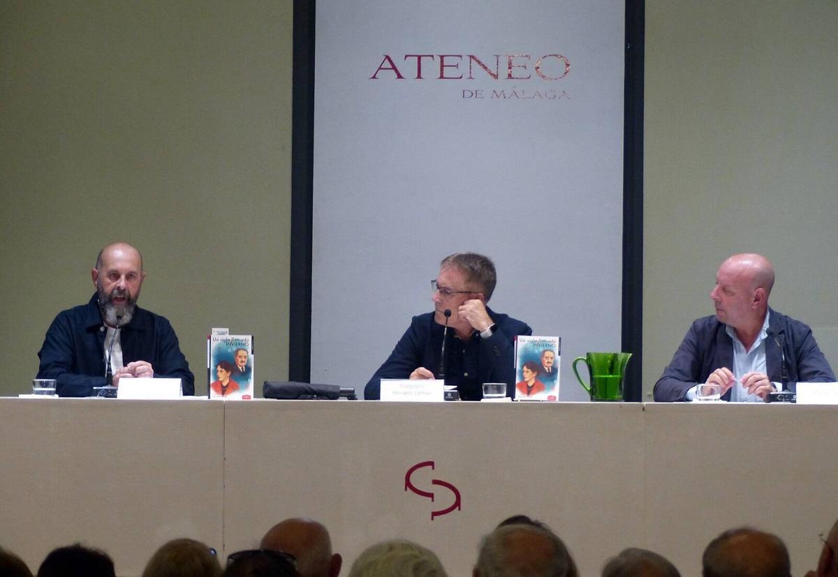 Juan Gaitán, Miguel Tello y Francisco Morales Lomas, en la presentación de la novela en el Ateneo, este otoño.