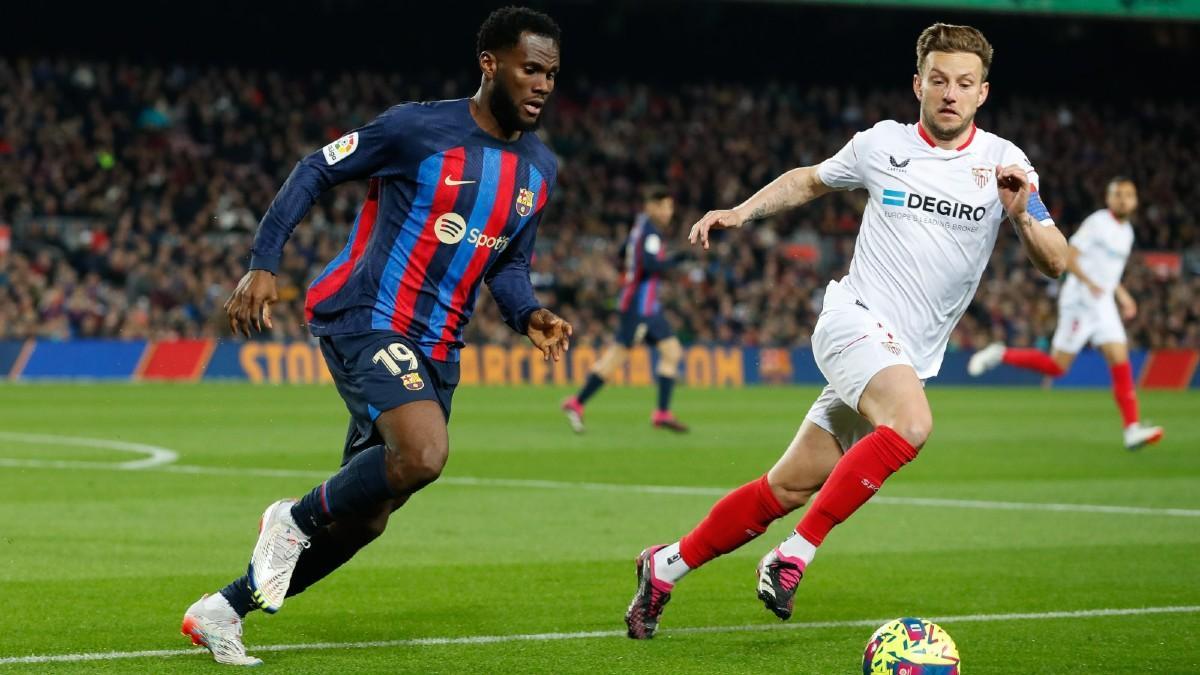 Franck Kessie e Ivan Rakitic en el Barça-Sevilla