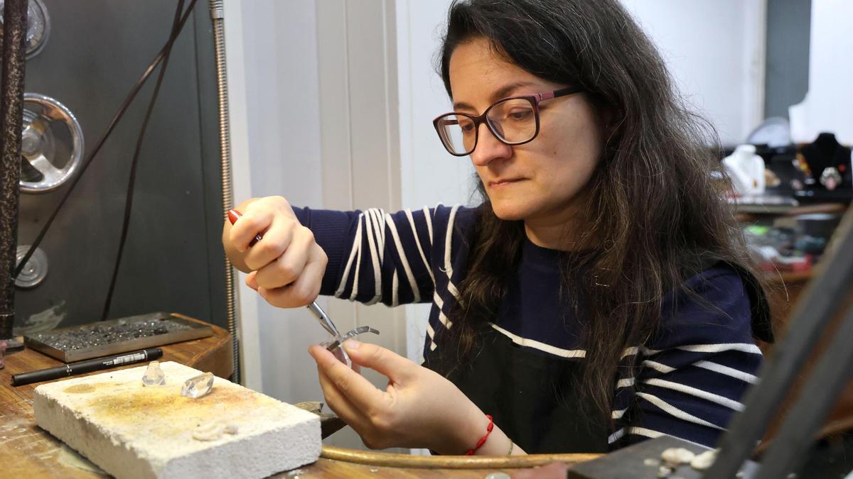 Raquel en su taller con algunas de sus creaciones