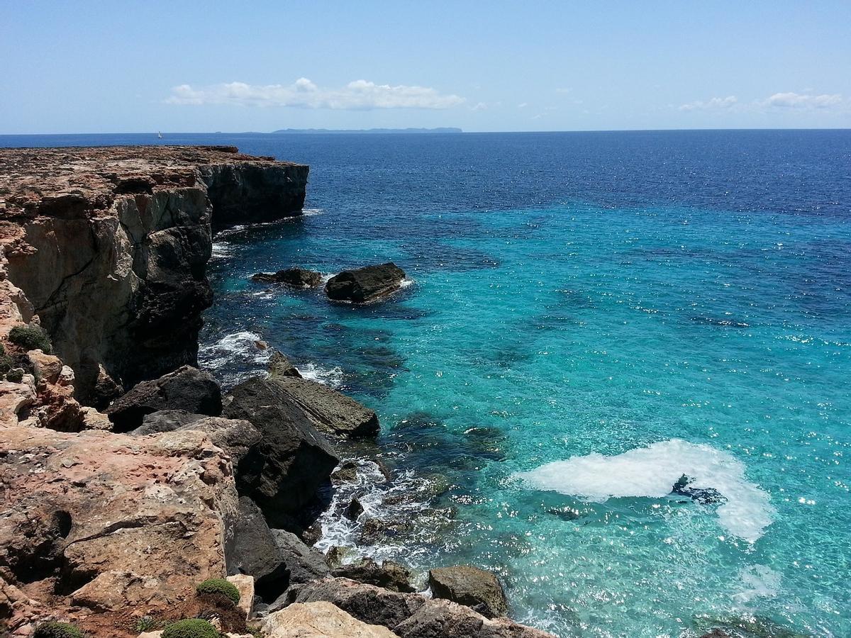 Mallorca ofrece hermosas playas y bahías de aguas cristalinas.