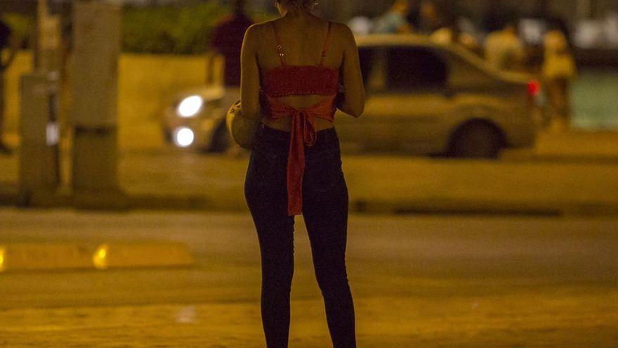 Imagen de archivo de una prostituta en la calle.