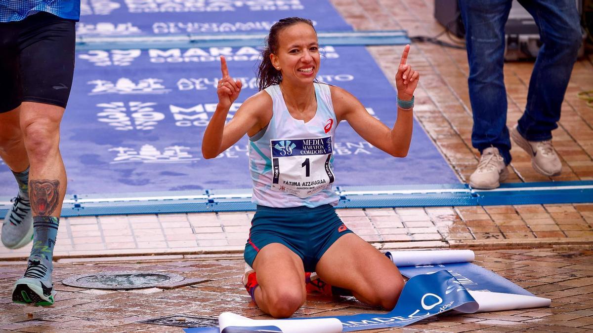 Fátima Ouhaddou, tras proclamarse campeona de la Media Maratón de Córdoba.