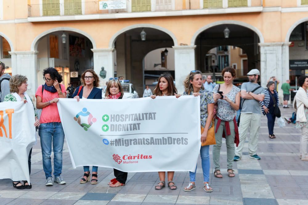 Cientos de personas critican en Palma que no se cumpla con la acogida de refugiados