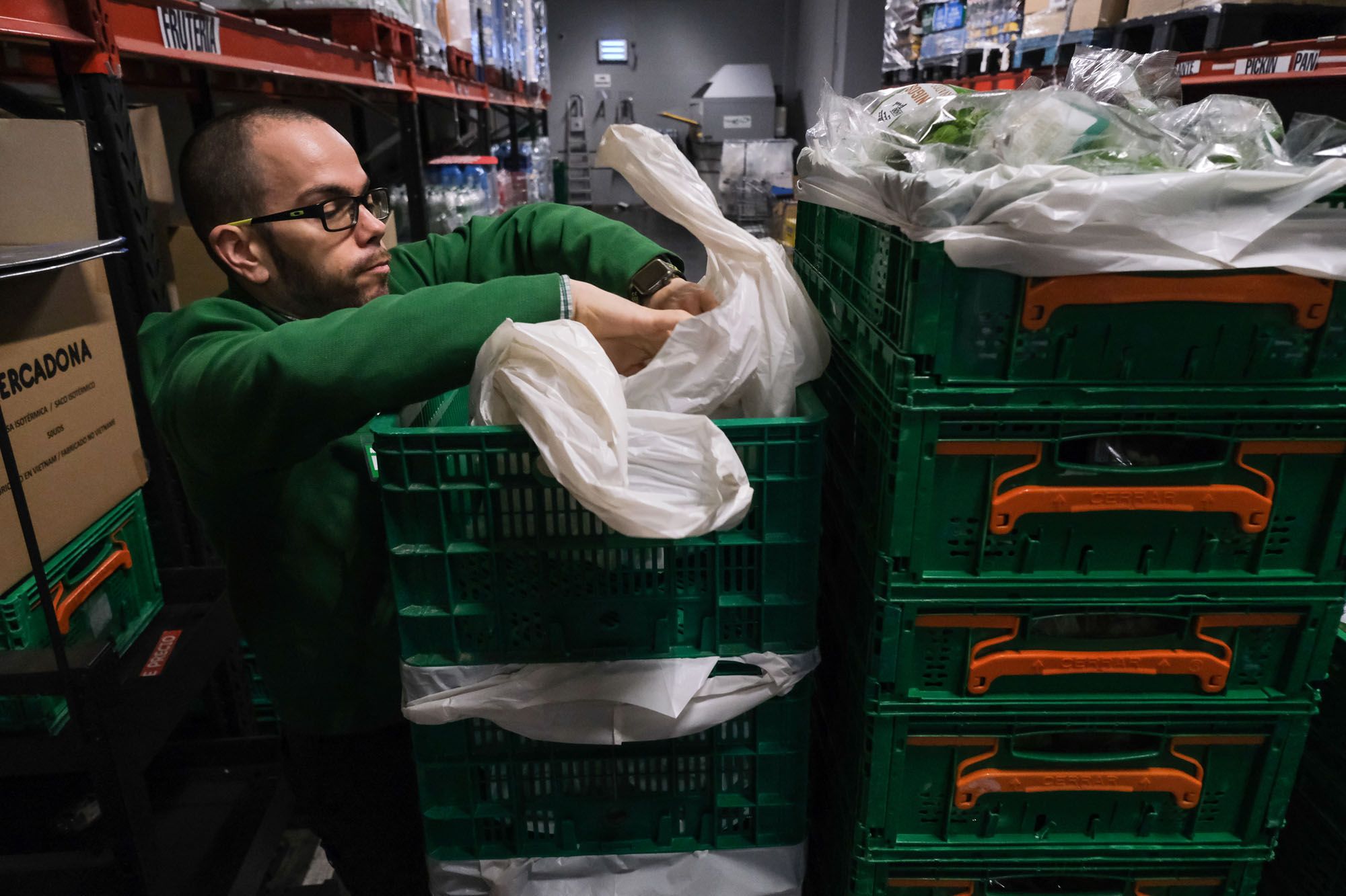 Entrega de alimentos de Mercadona a Proyecto Hombre en Málaga