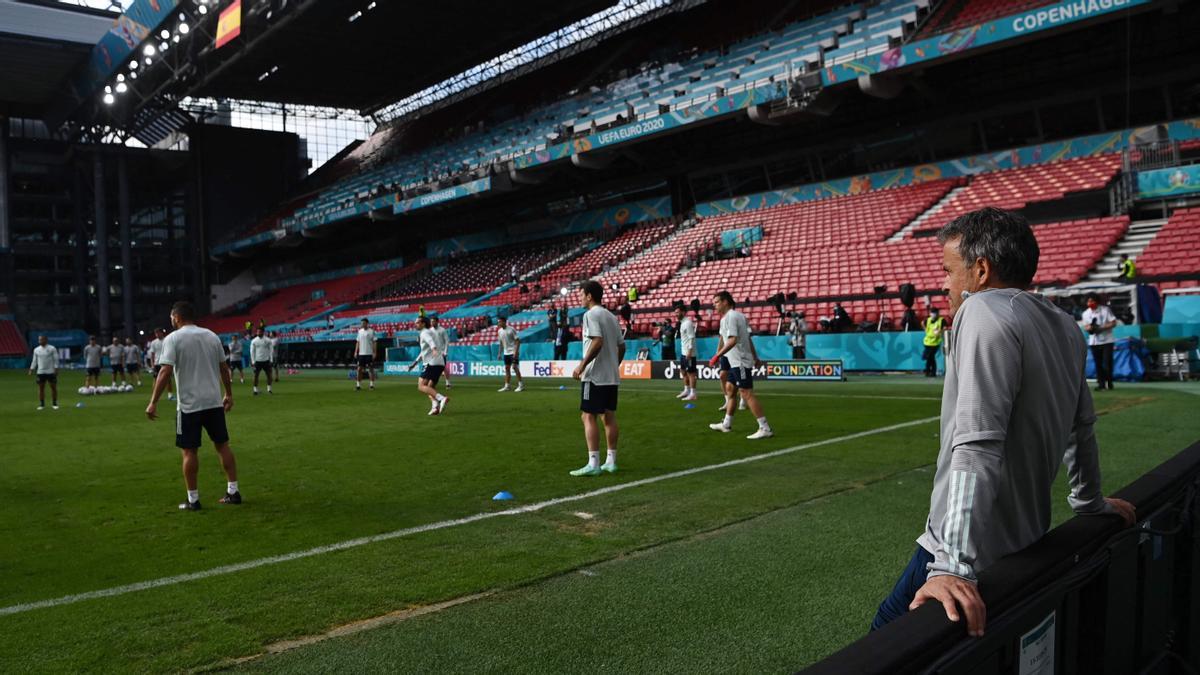 Luís Enrique, observa el entrenamiento en el Parken Stadium en Copenhague.