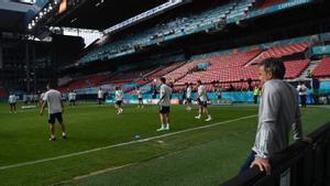 Luís Enrique, observa el entrenamiento en el Parken Stadium en Copenhague