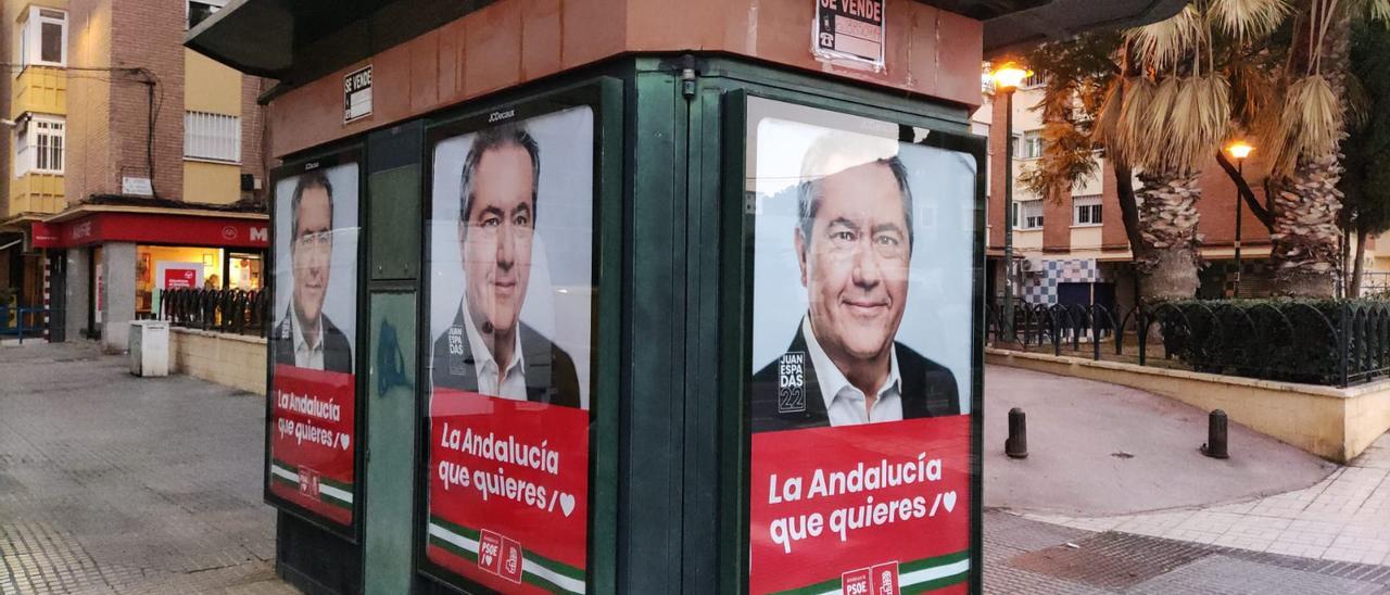 Carteles del líder del PSOE en Andalucía, Juan Espadas, en un kiosko de la calle Carraca de la capital