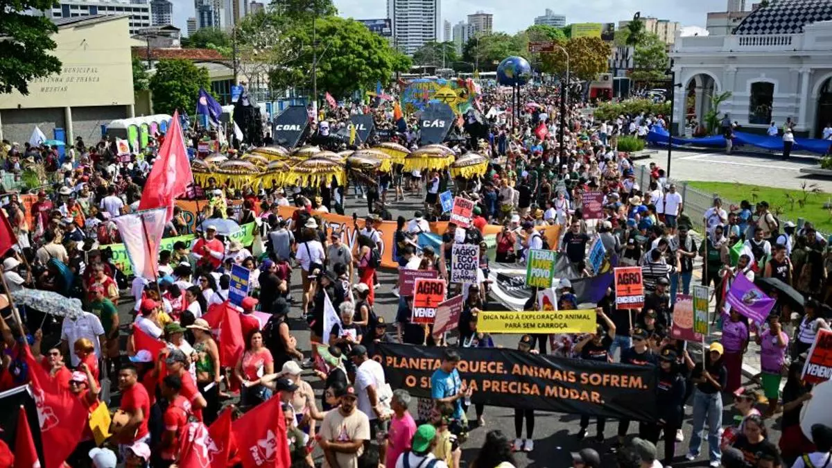 Miles de personas marchan en Brasil exigiendo derechos para los pueblos indígenas y acciones contra el cambio climático.
