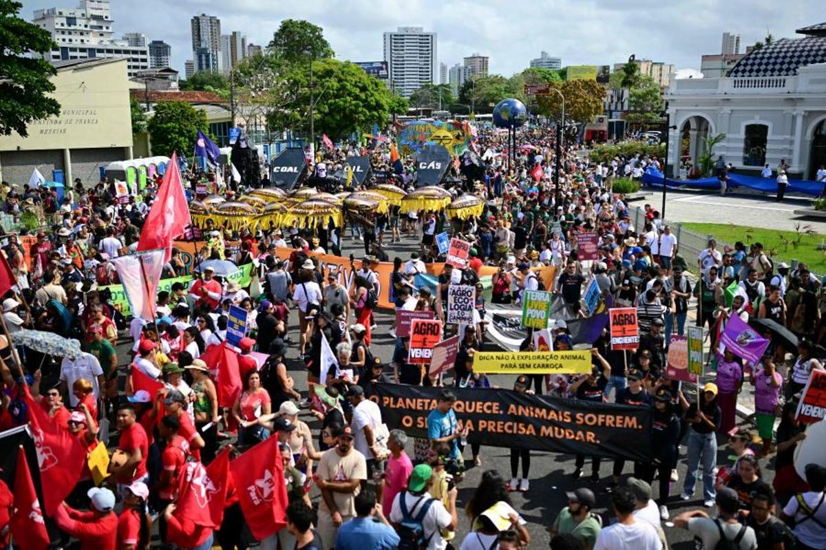 Manifestantes llenan las calles de Belém para reclamar mayor ambición climática en plena COP30