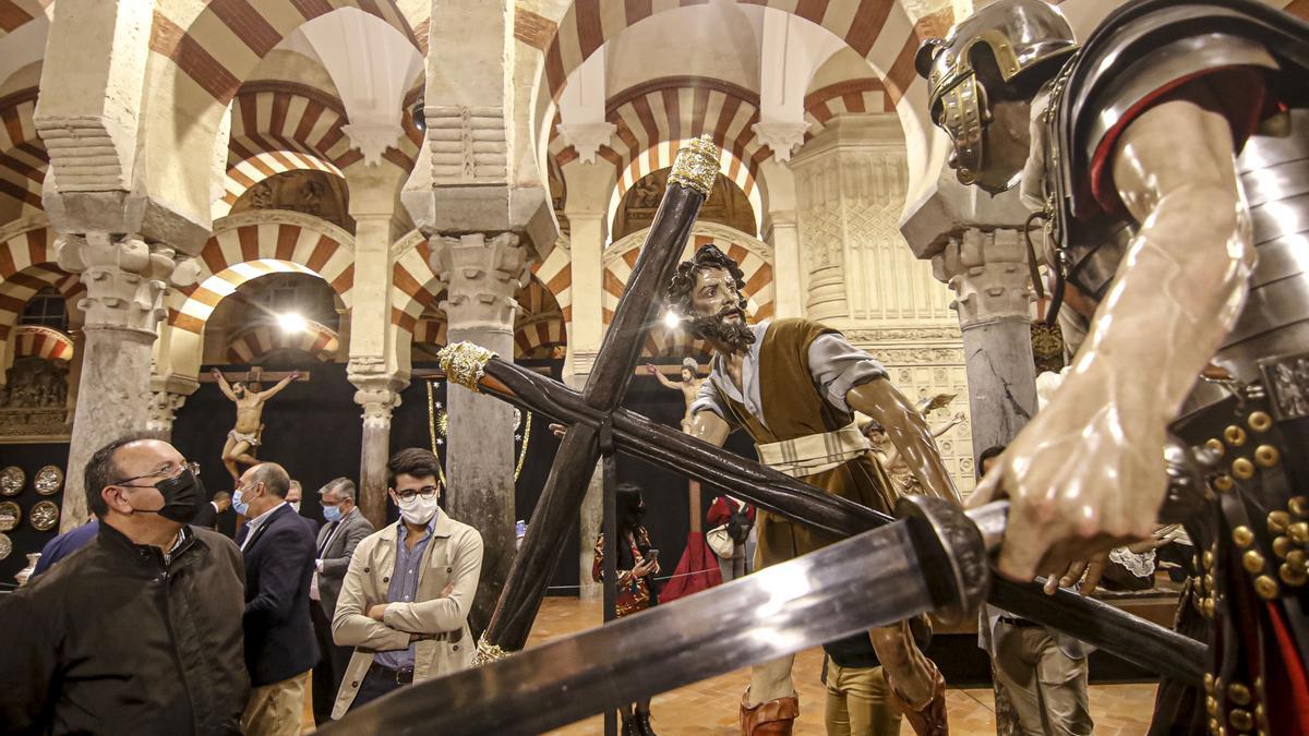 Córdoba muestra grandes joyas del arte cofrade en la Mezquita-Catedral -  Diario Córdoba