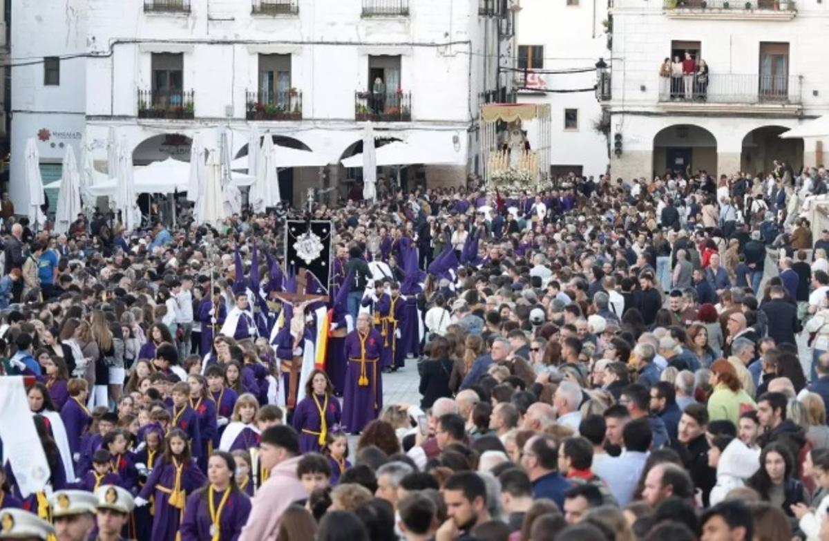 Cáceres durante el paso de la Cofradía del Nazareno.