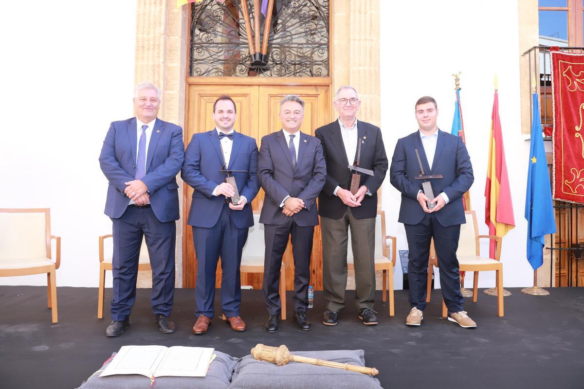 Pep Segarra, Miguel (nieto de Esperanza Salvatierra) y el presidente de la banda de Xàbia, Juan Antonio Sapena, con el