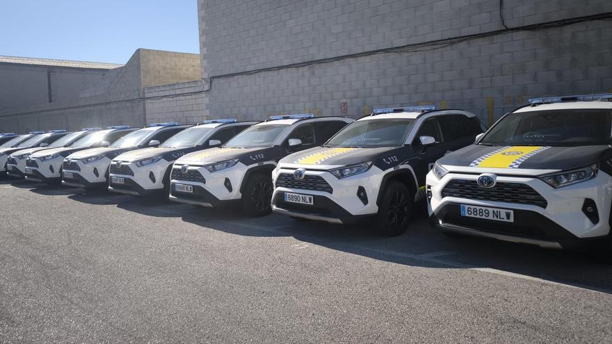Los nuevos vehículos de la Policía Local de Alicante, aparcados a la espera de que se cierre el contrato