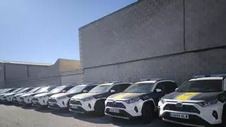 Los 27 nuevos vehículos de la Policía Local de Alicante, aparcados a la espera de que el Ayuntamiento valide su compra