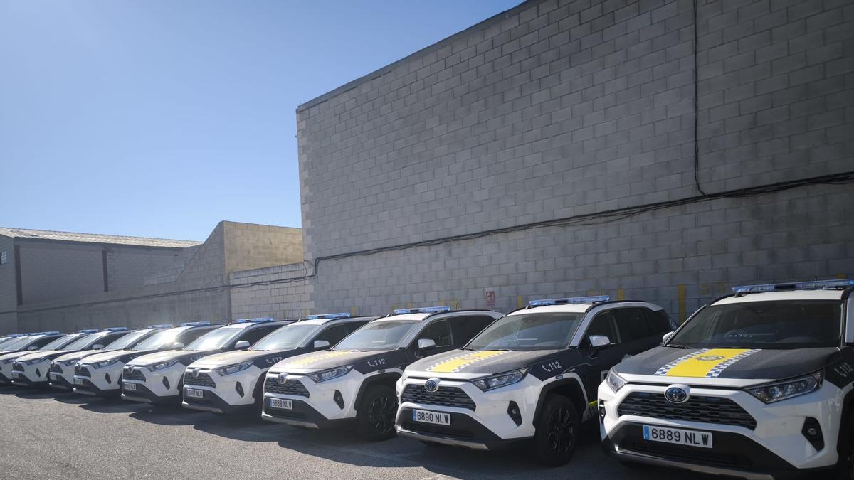 Los nuevos vehículos de la Policía Local de Alicante, aparcados a la espera de que se cierre el contrato