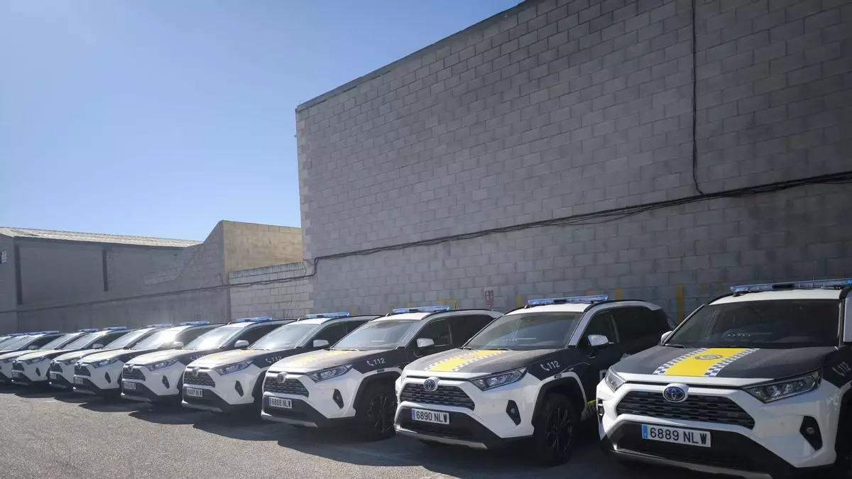 Los 27 nuevos vehículos de la Policía Local de Alicante, aparcados a la espera de que el Ayuntamiento valide su compra