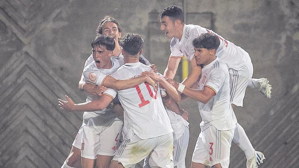 La Selección Española Sub-17 que dirige Julen Guerrero venció en su debut del Europeo con el central del Valencia Yarek como titular y con goles de Dani Rodríguez e Iker Bravo