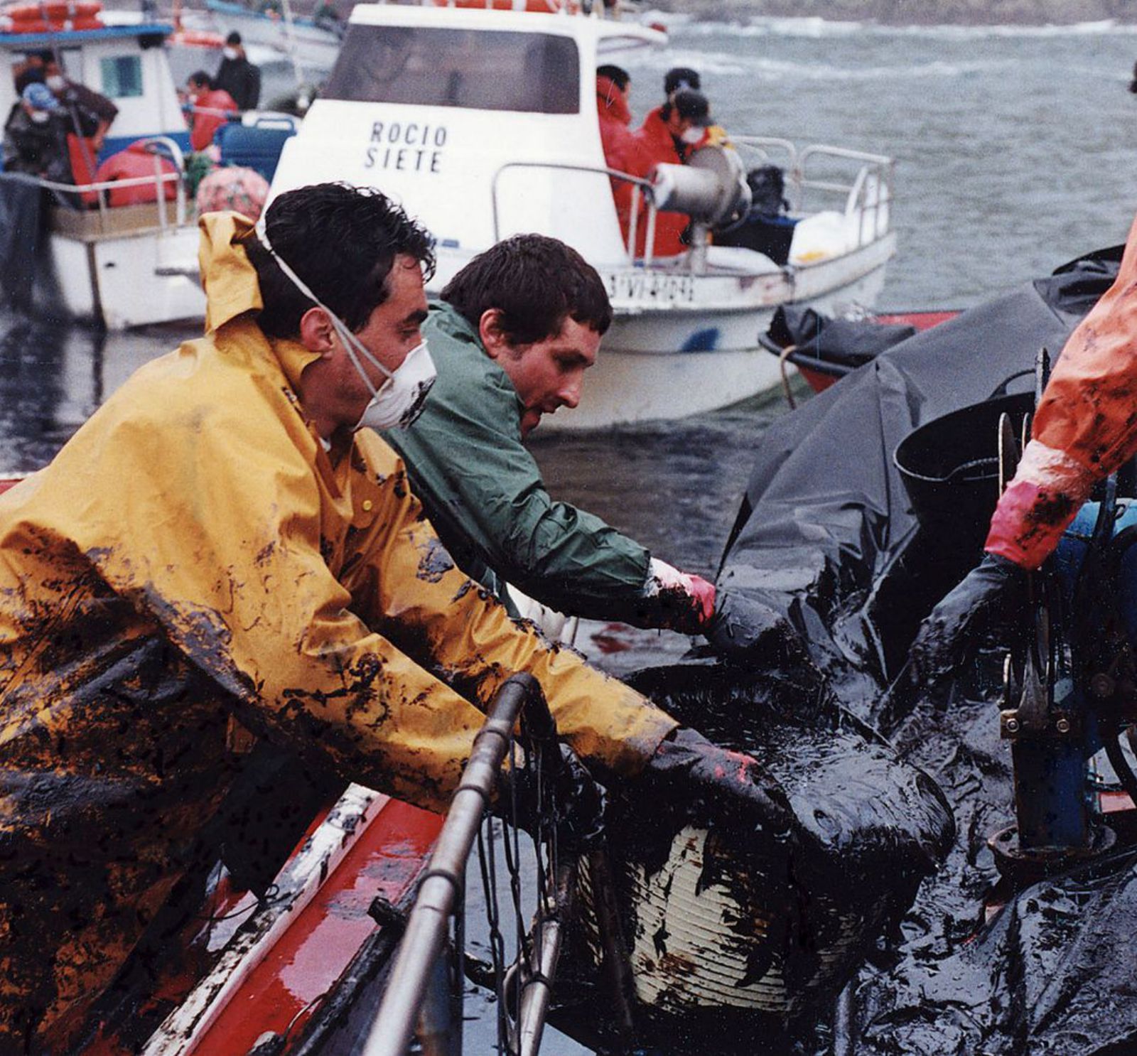 Marineros de Cangas recogiendo restos de fuel en las islas Cíes.