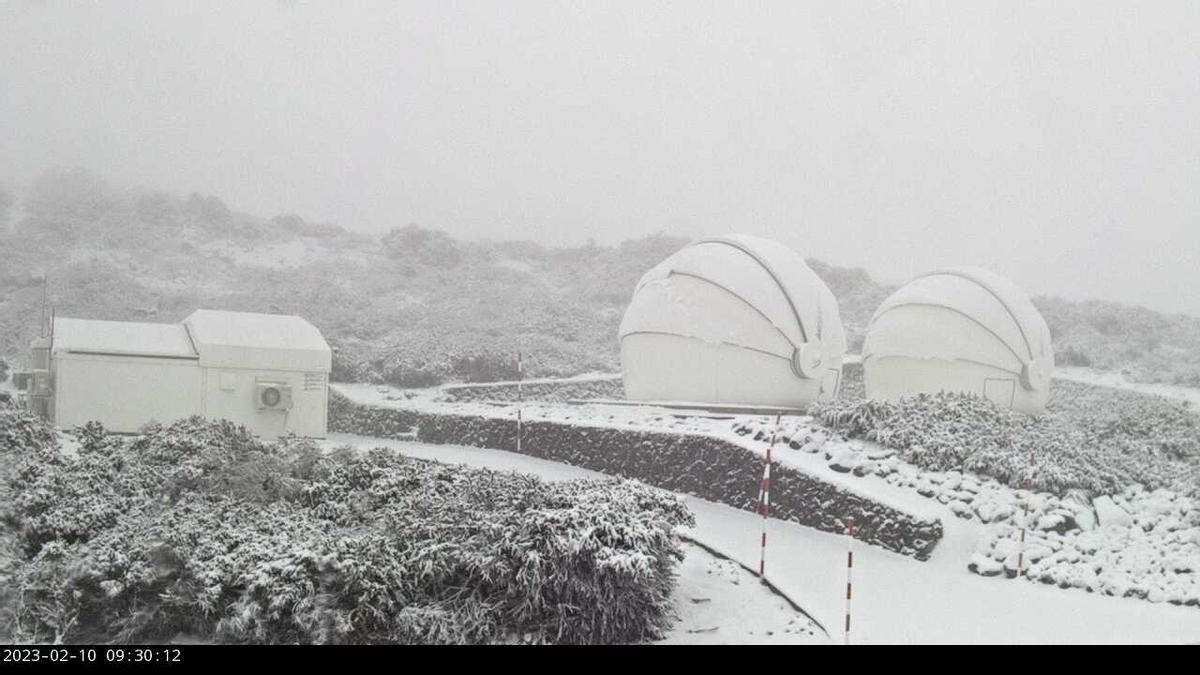 Observatorio del Roque de Los Muchachos cubierto de nieve hoy viernes.