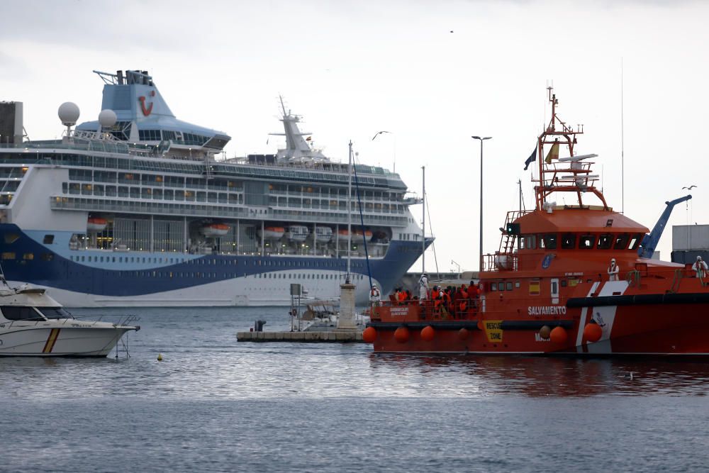 Llegan al puerto de Málaga 148 personas ...