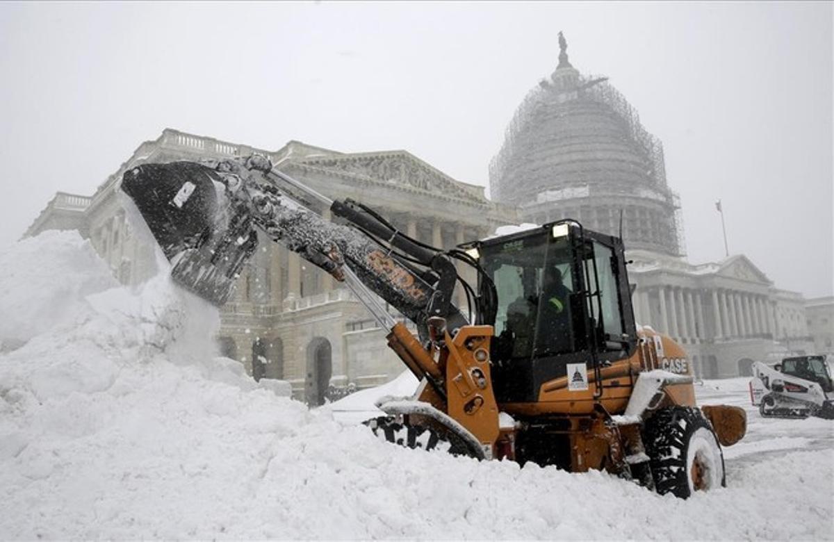 lpedragosa32514330 a capitol hill employee uses a heavy earth moving 160123202647