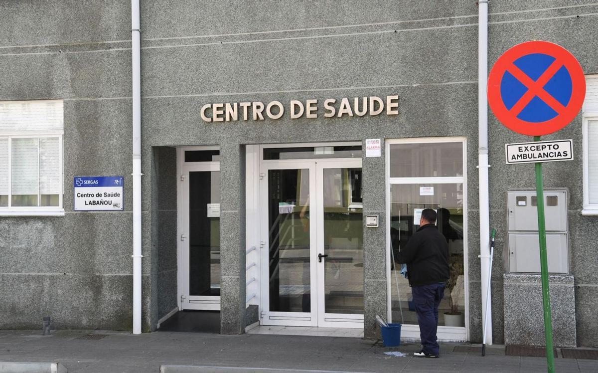 Entrada principal del centro de salud de Labañou, en A Coruña. |  // VÍCTOR ECHAVE