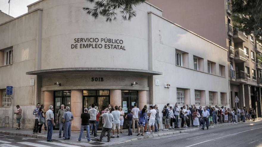 Colas en la oficina del SOIB