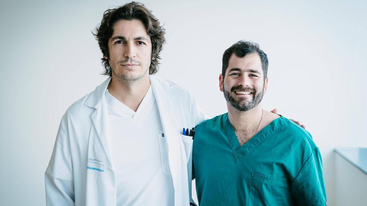 El primer MIR de Urgencias del CHUO José Ignacio Pérez Torres (d.), junto al médico adjunto y tutor Pablo Pérez Antolín, en el hospital de Ourense.