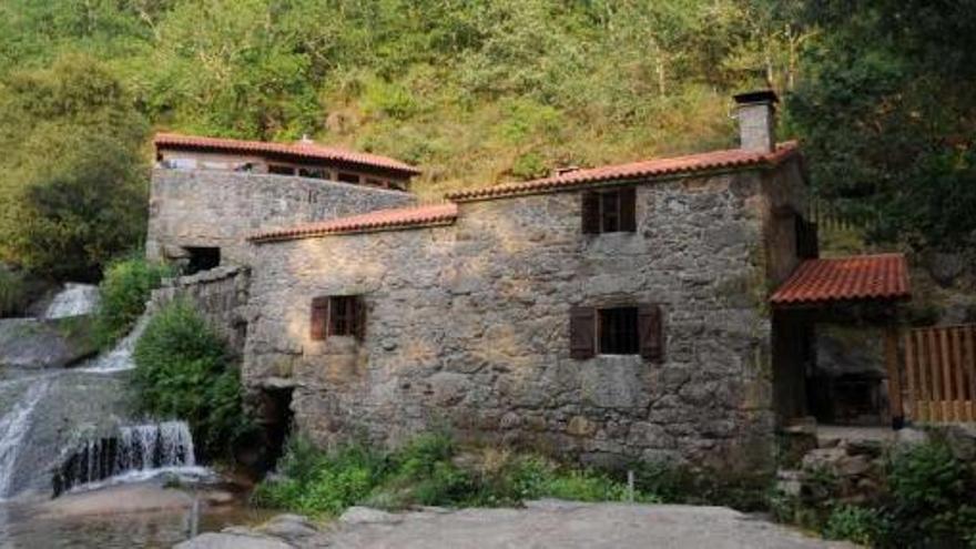 Molinos en la cascada de Barosa.  // G. Santos