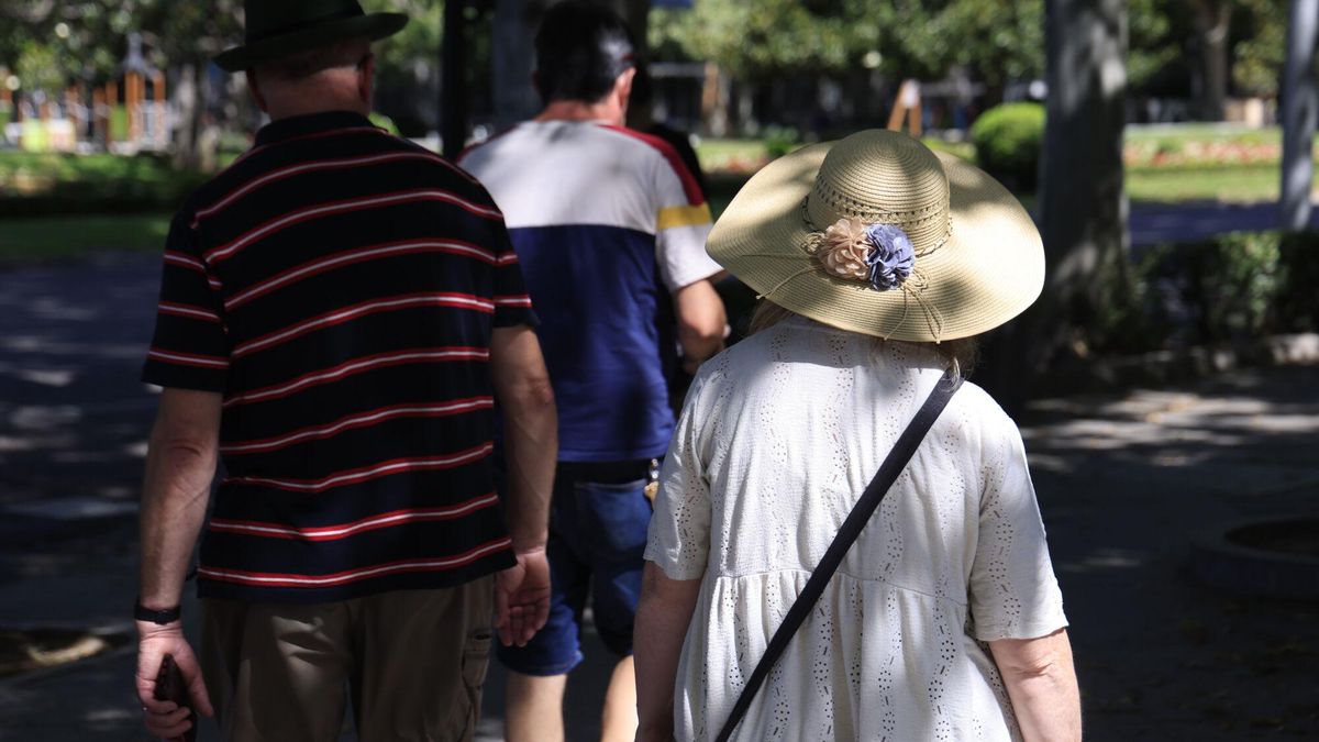 Una mujer se protege del sol con un sombrero en Madrid.
