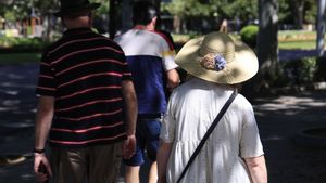 MADRID, 04/07/2025.- Una mujer se protege del sol con un sombrero, este viernes en Madrid. Las altas temperaturas de los últimos días darán una tregua este fin de semana en el norte peninsular, en donde se prevé un descenso térmico con ambiente que será incluso fresco para la época, mientras que el sur continuará bajo el agobiante calor intenso de los últimos días. EFE/ Pablo R. Seco