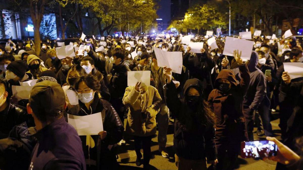 Desenes de persones participant en una protesta. | EFE