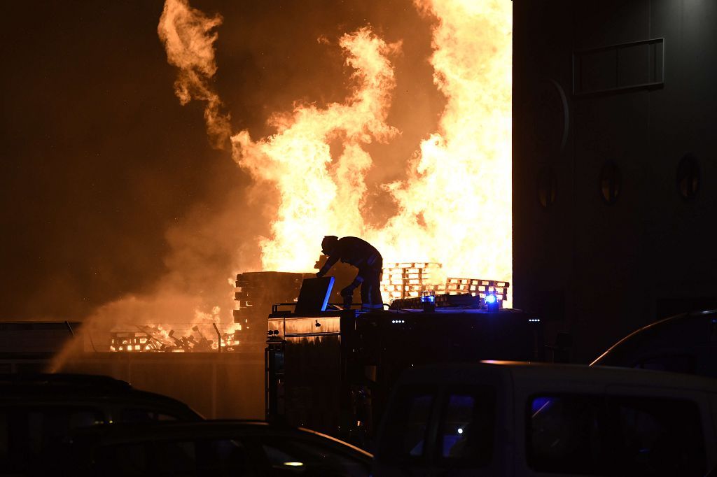 Estas son las imágenes que el aparatoso incendio de Puente Tocinos ha dejado este sábado