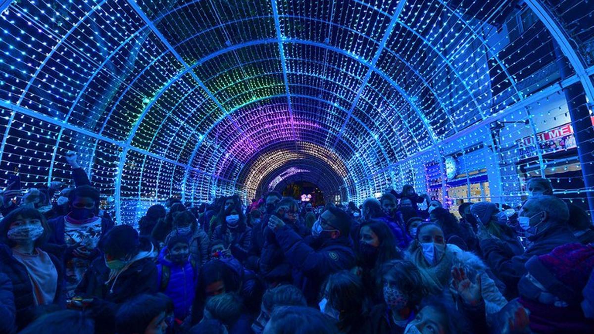 El túnel de luz ubicado en la calle Maximí Fornés de Rubí consta de 42.000 bombillas LED distribuidas en 36 metros de largo