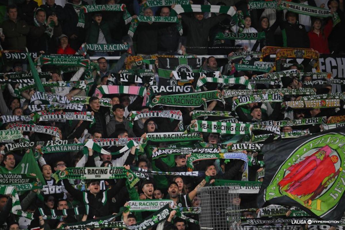 Aficionados del Racing de Santander en El Sardinero, el domingo.