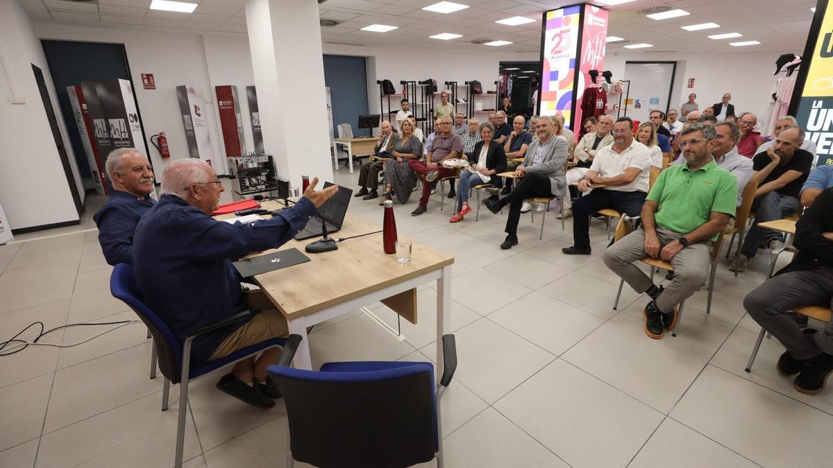 Santiago Gambín se dirige al público durante la charla