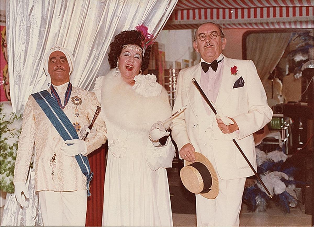 César Manrique, Juana Manrique y Alfredo Matallana de Carnaval en El Almacén.
