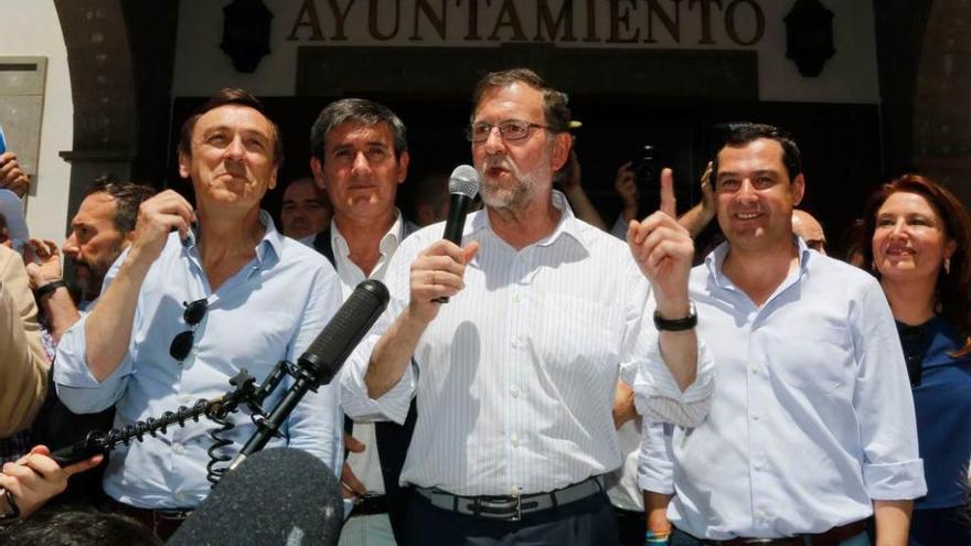 Por la izquierda, Hernando, Rajoy y el presidente del PP andaluz, Juan Manuel Moreno, ayer en Almería.