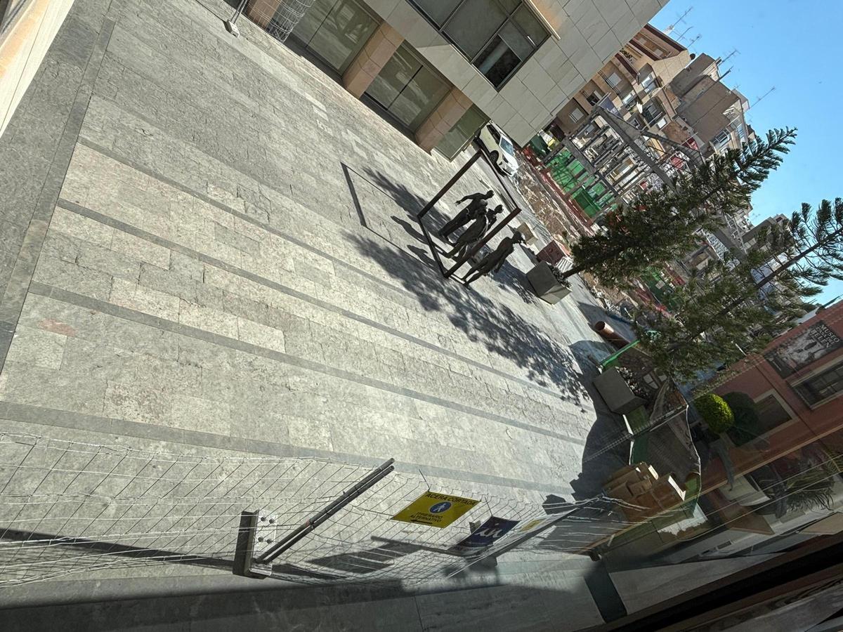 La plaza Menéndez Pelayo con el Mercado Central de Elche al fondo